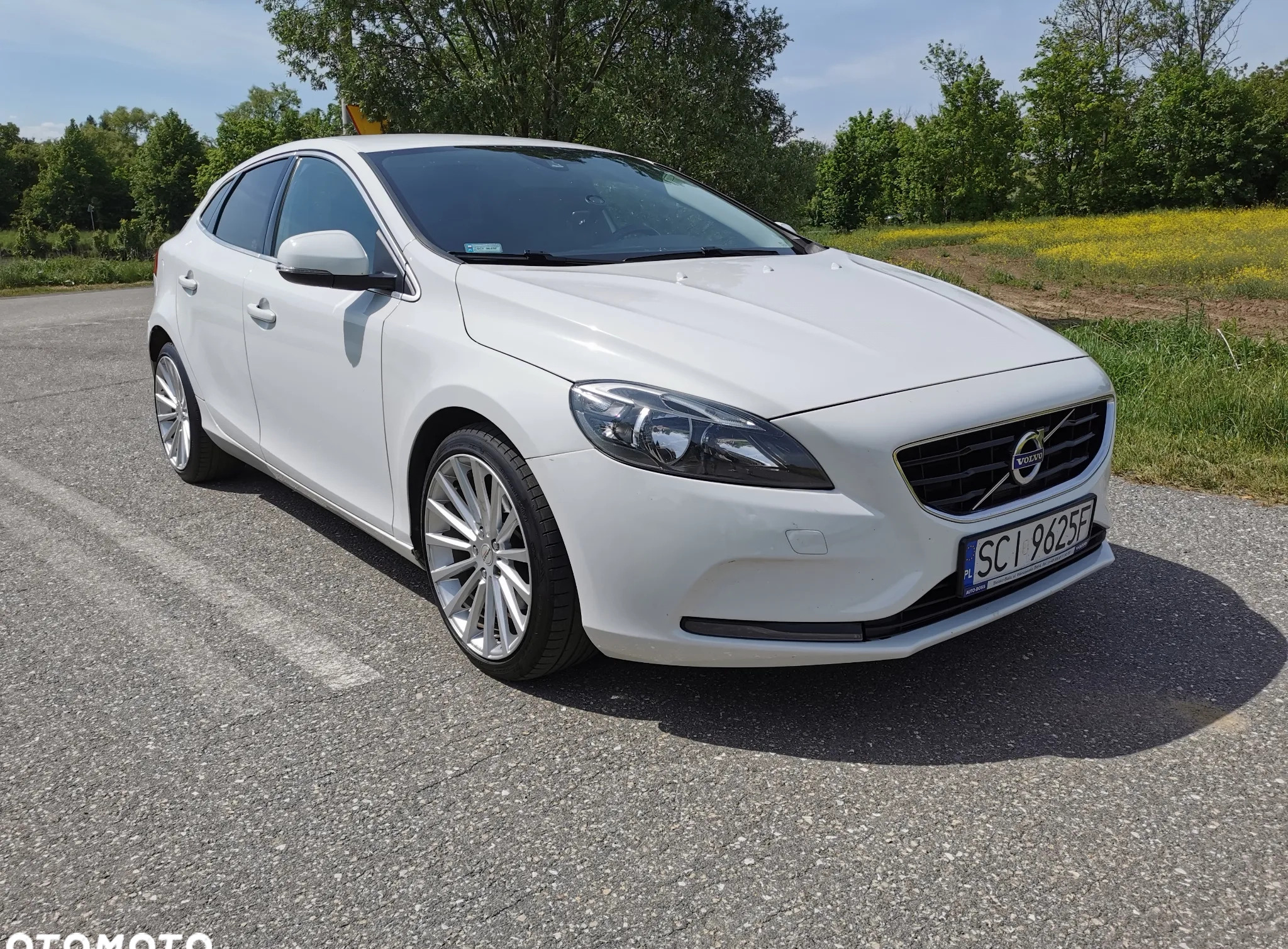 Volvo V40 cena 42300 przebieg: 233783, rok produkcji 2015 z Ustroń małe 92